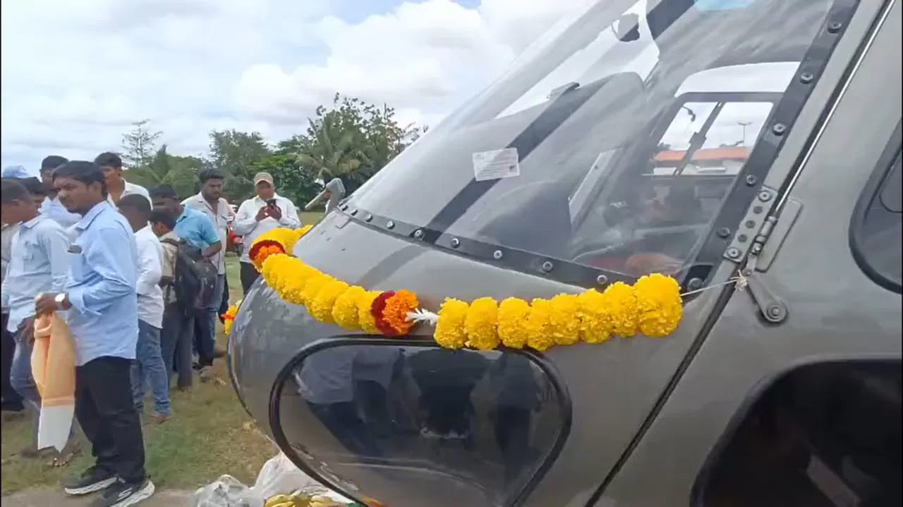 అట్పాడి ఆకాశంలో ఎగురుతున్న హెలికాప్టర్‌ను చూసేందుకు ఆ గ్రామంలోని ప్రజలంతా బయటికి వచ్చారు. తమ ఊర్లో దిగిన హెలికాప్టర్‌ను దగ్గర్నుంచి చూసేందుకు పెద్ద సంఖ్యలో జనం గుమిగూడారు. సౌరభ్, సుయోగ్ పవార్ ల మామలు యోగేష్, రవీంద్ర నంగ్రే అట్పాడిలో నివసిస్తున్నారు. 
