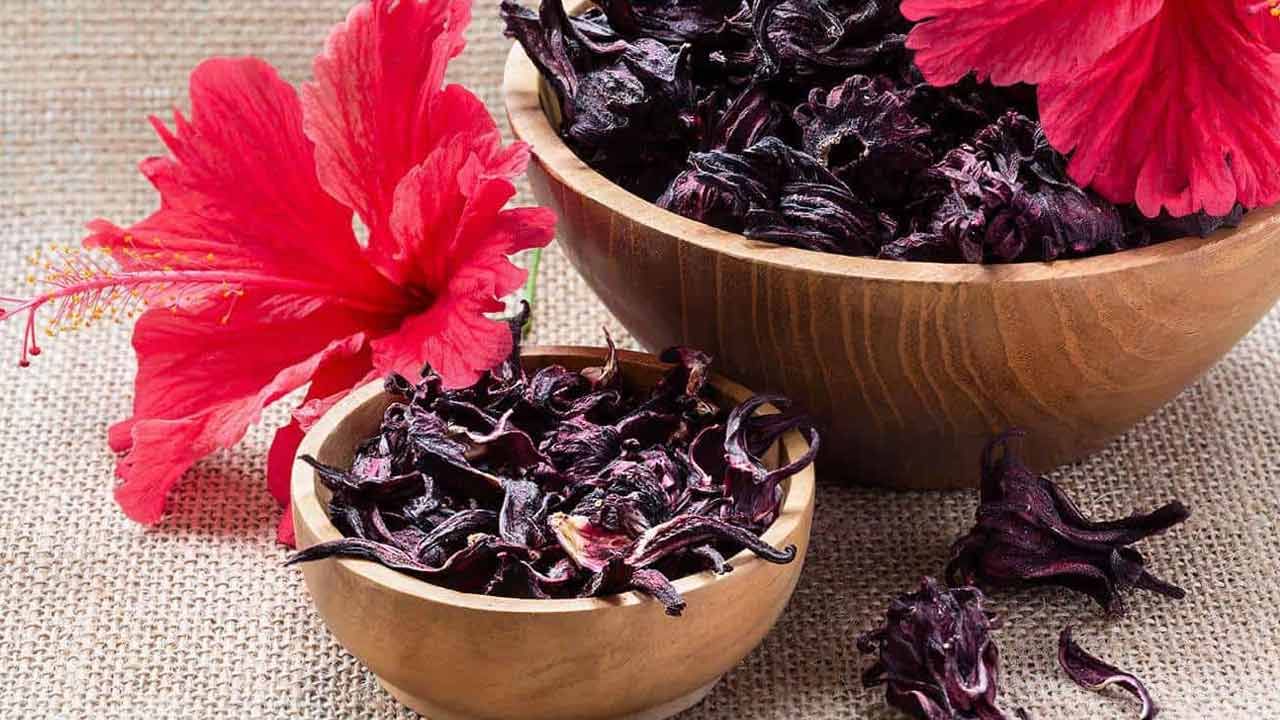 మందారంలో సహజమైన మ్యూసిలేజ్ సమ్మేళనాలు ఉంటాయి. ఇవి తేమను నిలుపుకోవడంలో, చర్మ ఆర్ద్రీకరణను నిర్వహించడంలో సహాయపడతాయి. మందారంలో సహజ ఆస్ట్రింజెంట్లు ఉంటాయి. ఇవి నూనె స్రావాన్ని నియంత్రించడంలో, మొటిమలను తగ్గించడంలో సహాయపడతాయి.