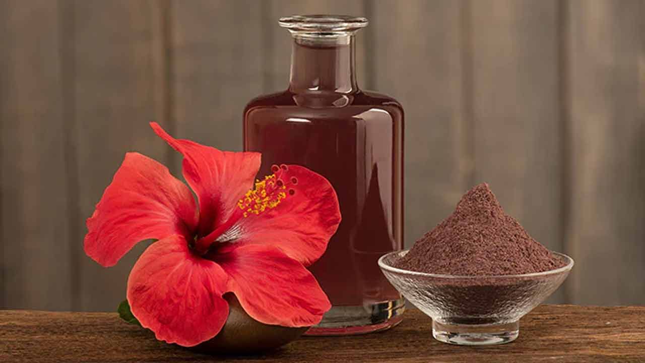 మందార టోనర్: ఎండిన మందార రేకులను వేడి నీటిలో 10-15 నిమిషాలు వేడి చేసుకోవాలి. దానిని చల్లబర్చుకోవాలి.  శుభ్రమైన సీసా లేదా కంటైనర్‌లో నిల్వ చేసుకోవాలి. మీ చర్మ రంధ్రాలను బిగించడానికి, రిఫ్రెష్ చేయడానికి శుభ్రమైన ముఖంపై కాటన్ ప్యాడ్ ఉపయోగించి దీన్ని అప్లై చేయండి.