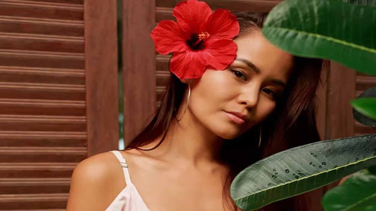 మృదువైన, సమానమైన చర్మం కోసం మందార సిట్రిక్, మాలిక్ యాసిడ్ వంటి సహజ ఆమ్లాల ద్వారా సున్నితమైన ఎక్స్‌ఫోలియేషన్‌ను అందిస్తుంది. ఈ ఆమ్లాలు చనిపోయిన చర్మ కణాలను తొలగించడంలో సహాయపడతాయి. క్రమం తప్పకుండా ఉపయోగించడం వల్ల కాలక్రమేణా మీ చర్మపు రంగు ప్రకాశవంతంగా మారుతుంది.