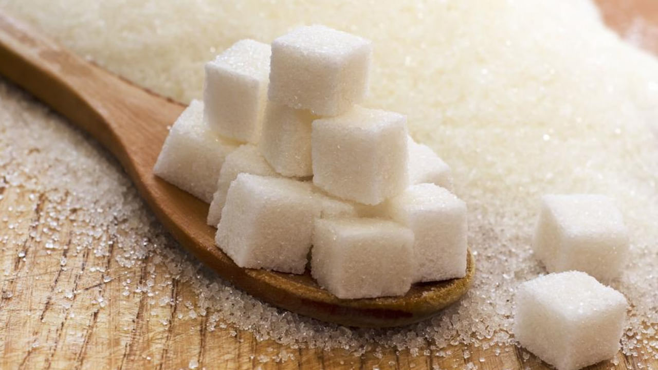 మన ఇళ్లలో చక్కెరను విస్తృతంగా వినియోగిస్తాం. టీ, కాఫీ నుంచి స్వీట్ల వరకు ప్రతిదానిలోనూ దీనిని ఉపయోగిస్తాం. దీంతో తెలియకుండానే ఎక్కవ మొత్తంలో చక్కెర మన ఒంట్లోకి వెళ్తుంది.