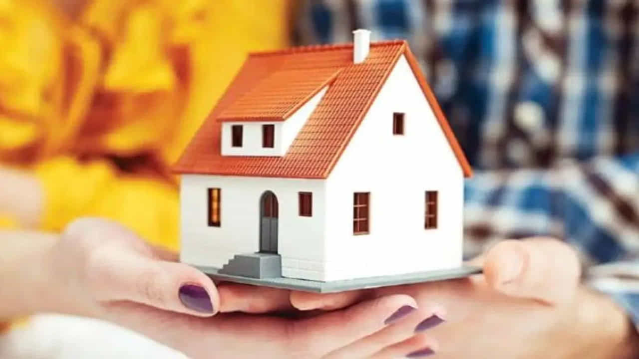 తెలివైన వ్యూహం: మీరు ఒక ఇల్లు కొని.. దాన్ని అద్దెకు ఇవ్వండి. ఆ అద్దె డబ్బుతో మీ ఇంటి EMI కట్టండి. తక్కువ అద్దెకు వేరే చోట మీరు ఉండవచ్చు. దీని వల్ల మీ పెట్టుబడి సురక్షితంగా ఉంటుంది. మీకు నెలవారీ ఖర్చు కూడా తగ్గుతుంది.
