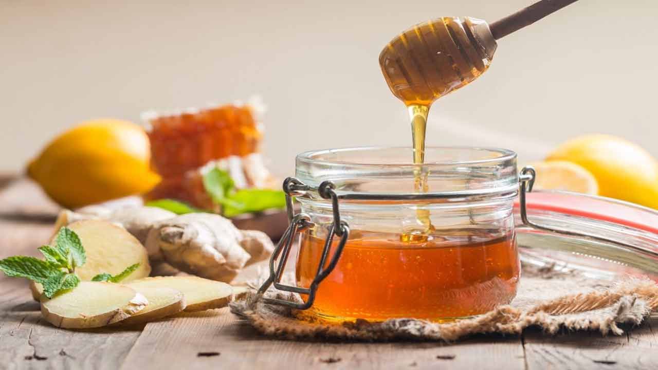 తేనెలో యాంటీఆక్సిడెంట్లు, అలాగే విటమిన్ సి, ఐరన్, మెగ్నీషియం, ఫోలేట్, పొటాషియం వంటి అనేక ఇతర విటమిన్లు, ఖనిజాలు పుష్కలంగా ఉన్నాయి. ఇది అద్భుతమైన ఆరోగ్య ప్రయోజనాలను అందించడమే కాకుండా, పెళుసైన కణాలను దెబ్బతినకుండా రక్షించడంలో కూడా సహాయపడుతుంది.