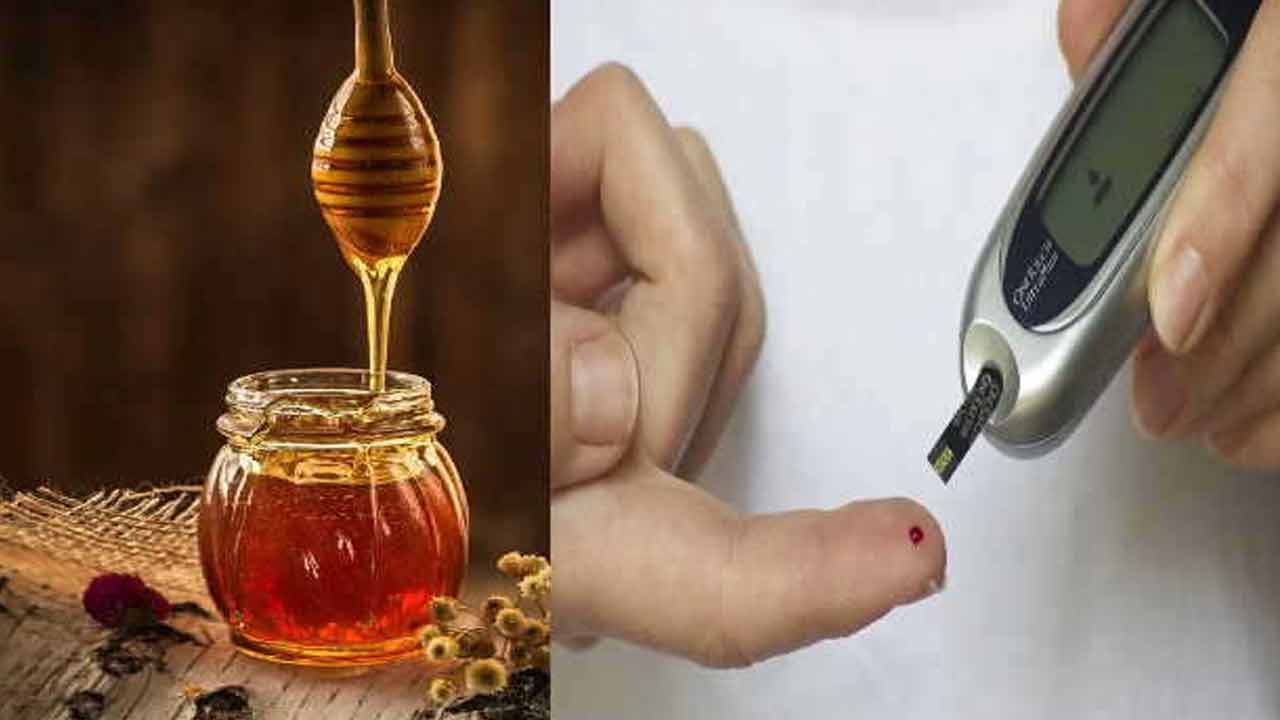 తేనె సహజమైన తీపి పదార్థం, కానీ ఇందులో కేలరీలు, చక్కెర, కార్బోహైడ్రేట్లు ఉంటాయి. అయితే, చక్కెర లేదా ఇతర చక్కెర ప్రత్యామ్నాయాలతో పోలిస్తే, తేనె రక్తంలో చక్కెర స్థాయిలపై చాలా తక్కువ ప్రభావాన్ని చూపుతుంది. అందుకే వైద్యులు మధుమేహ రోగులు దీనిని పరిమిత స్థాయిలో తినడానికి అనుమతిస్తారు.