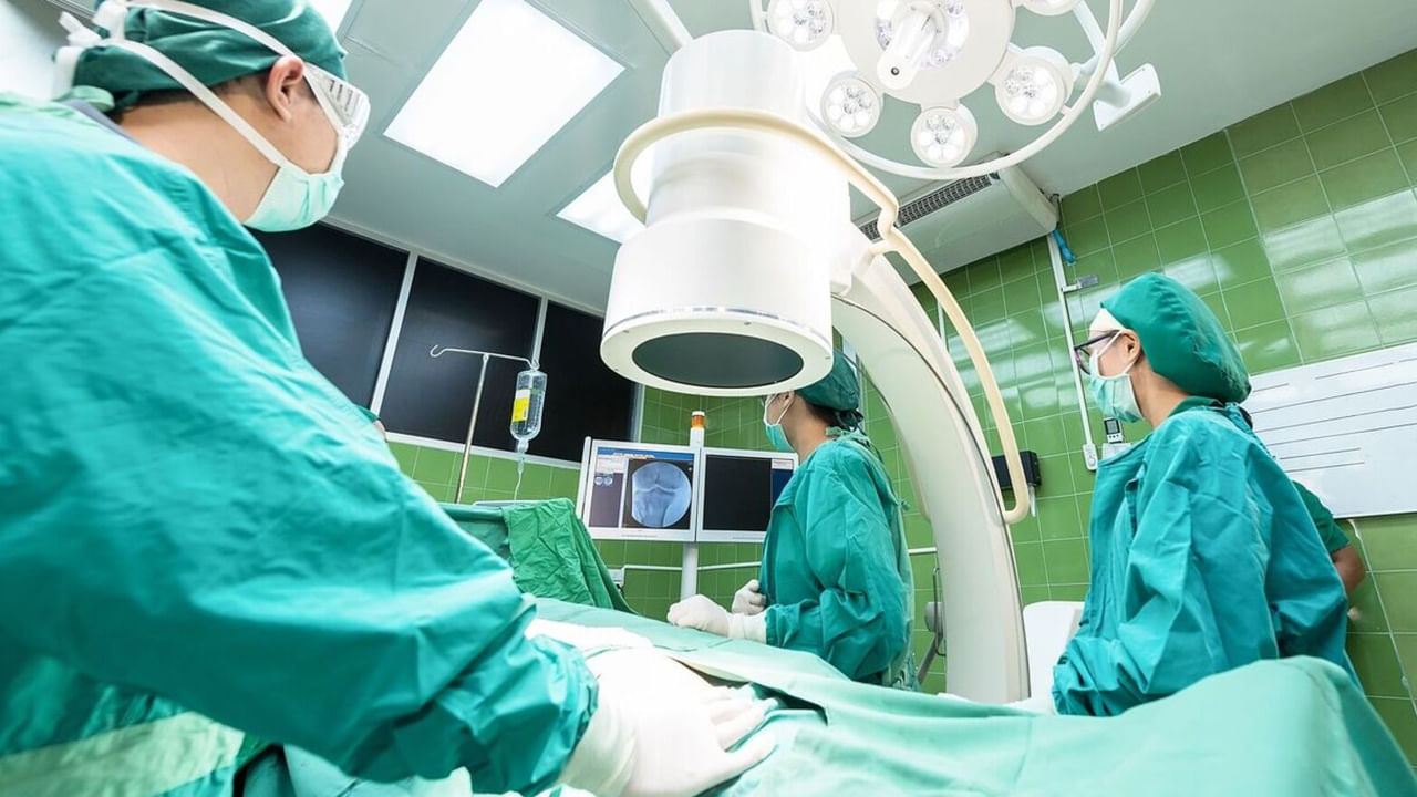 ఆపరేషన్ టైంలో డాక్టర్స్.. ఈ రంగు దుస్తులనే ఎందుకు ధరిస్తారో తెలుసా? అసలు కారణం ఇదే..