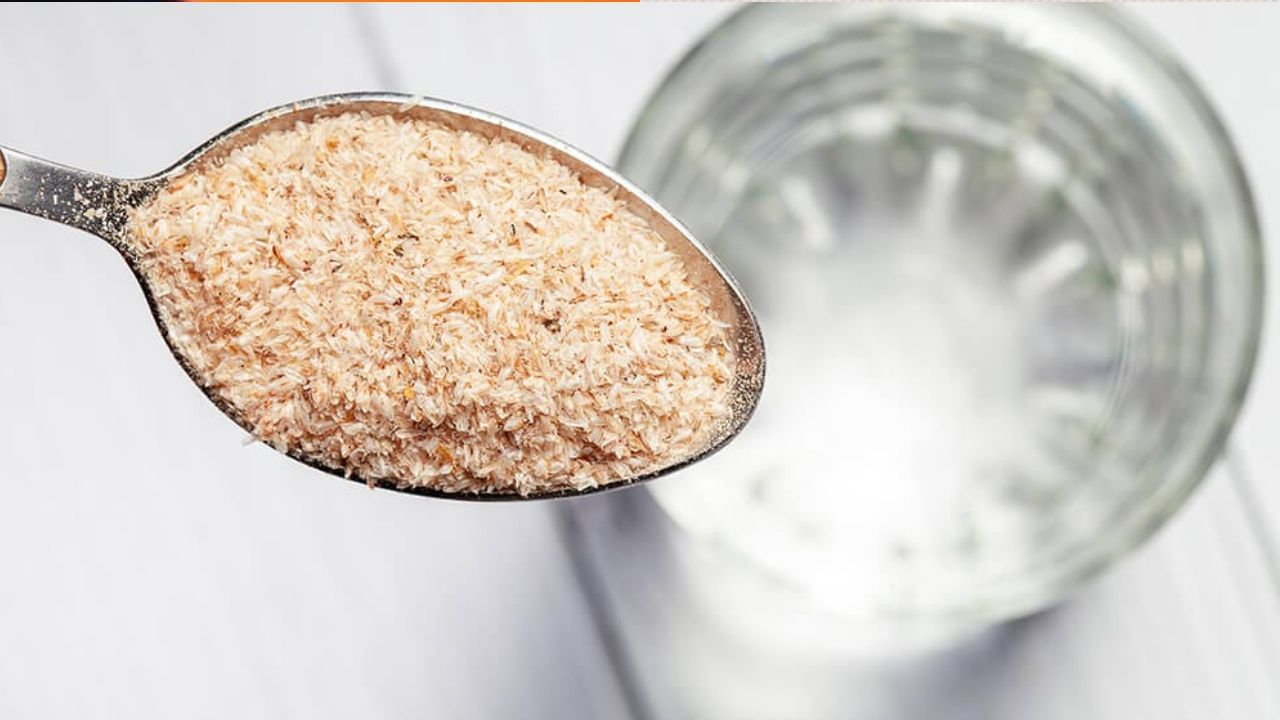 ఇసాబ్గోల్ తో వేడి నీరు: ఇసాబ్గోల్ అనేది ఒక రకమైన ఫైబర్. దీన్ని ఒక గ్లాసు వేడి నీటిలో కలిపి తాగడం వల్ల మన జీర్ణవ్యవస్థ శుభ్రపడుతుంది. ఇది మలబద్ధకం నుండి ఉపశమనం కలిగిస్తుంది. అలాగే ప్రేగు కదలికలను సులభతరం చేస్తుంది. ఇది ప్రేగులలోని సూక్ష్మజీవుల సమతుల్యతను కాపాడుకోవడానికి సహాయపడుతుంది.