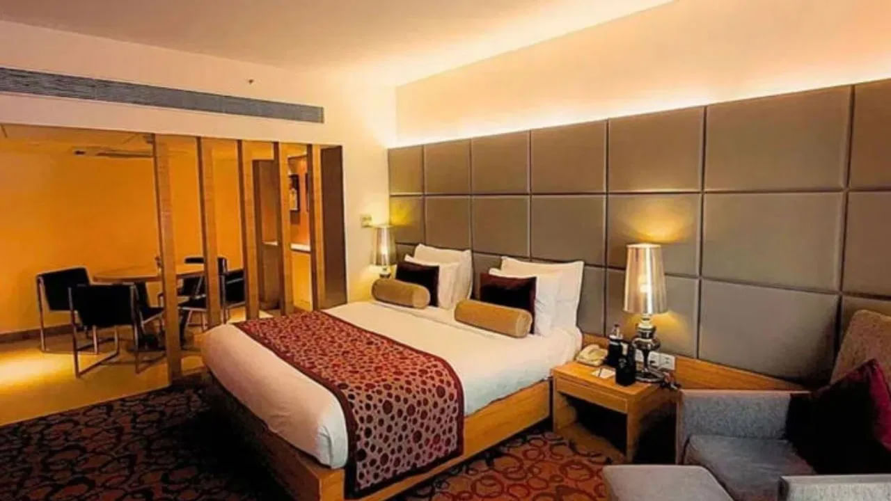 గుడ్డిగా నమ్మడం: ఆన్‌లైన్‌లో హోటల్ గదికి సంబంధించిన ఆకర్షణీయమైన, అందమైన ఫోటోలు చూపిస్తారు. అయితే ఈ ఫోటోలు తరచుగా తప్పుదారి పట్టించేవిగా ఉండవచ్చు. గది వాస్తవంగా చిన్నగా, శుభ్రత లేనిదిగా లేదా పాతదిగా ఉండే అవకాశాలు ఉన్నాయి. అందుకే ఫోటోలను మాత్రమే చూసి బుక్ చేయకుండా నిజమైన కస్టమర్ రివ్యూలు, రేటింగ్‌లను కూడా తప్పక చెక్ చేయాలి.