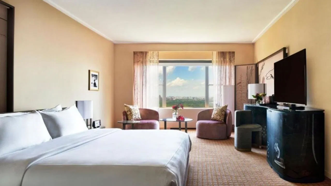 ఆఫర్ల పేరుతో మోసం: ఆన్లైన్లో బుకింగ్ చేసేటప్పుడు భారీ డిస్కౌంట్లు లేదా అసాధారణమైన ఆఫర్ల పేరుతో మోసం జరిగే అవకాశం ఉంది. హోటల్ రేటు లేదా ఆఫర్ అనుమానాస్పదంగా అనిపిస్తే, ఆ ప్లాట్ఫామ్ నిజమైనదా కాదా అని ఒకటికి రెండుసార్లు క్రాస్-చెక్ చేసుకోవడం ఉత్తమం.