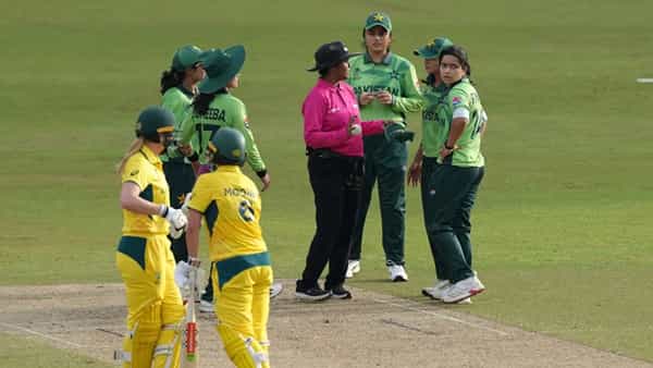 PAK vs AUS : ఛీ వీళ్ల బ్లడ్డే అంత.. తమ తప్పు పెట్టుకుని అంపైర్తో గొడవ..చుట్టుముట్టి బెదిరించిన ఐదుగురు పాక్ ప్లేయర్లు