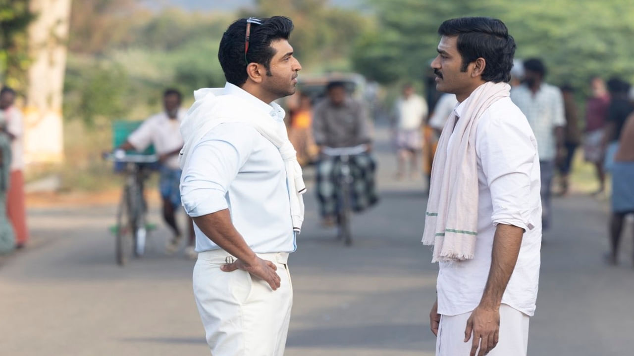 ఇడ్లీ కొట్టు నడిపే శివకేశవులు (రాజ్ కిరణ్ ) కొడుకు మురళి (ధనుష్). తన తండ్రి నడుపుతున్న ఇడ్లీ కొట్టును కాస్త ఫ్రాంచైజీలా మార్చేసి అదే పేరుతో ఇతర చోట్ల హోటల్స్ స్టార్ట్ చేసి డబ్బు సంపాదించాలని ఆశపడతాడు. కానీ తన తండ్రి ఒప్పుకోకపోవడంతో ఊరు వదిలి పట్నం వెళ్లిపోతారు. బ్యాంకాక్ లో జాబ్ చేస్తూ తన తల్లిదండ్రులను పట్టించుకోడు.