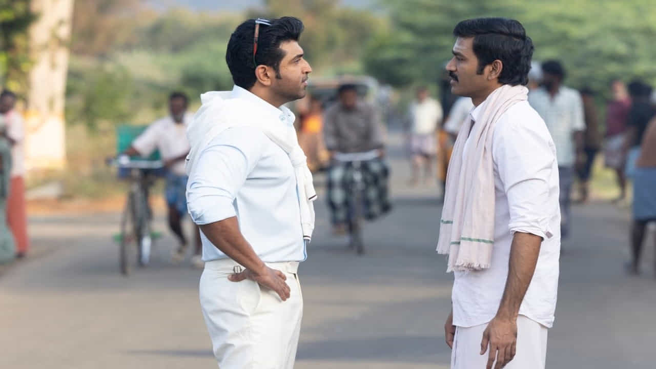 ఇడ్లీ కొట్టు నడిపే శివకేశవులు (రాజ్ కిరణ్ ) కొడుకు మురళి (ధనుష్). తన తండ్రి నడుపుతున్న ఇడ్లీ కొట్టును కాస్త ఫ్రాంచైజీలా మార్చేసి అదే పేరుతో ఇతర చోట్ల హోటల్స్ స్టార్ట్ చేసి డబ్బు సంపాదించాలని ఆశపడతాడు. కానీ తన తండ్రి ఒప్పుకోకపోవడంతో ఊరు వదిలి పట్నం వెళ్లిపోతారు. బ్యాంకాక్ లో జాబ్ చేస్తూ తన తల్లిదండ్రులను పట్టించుకోడు.