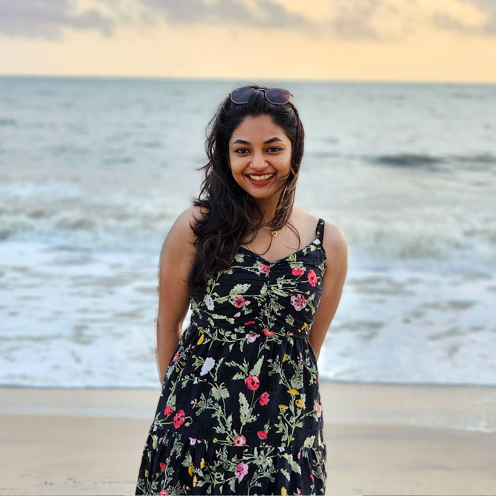 ఆ మధ్య చిన్న సినిమా గా వచ్చి సంచలన విజయం సాధించిన లవ్ టుడే హీరోయిన్ ఇవానా.. ఈ సినిమా తర్వాత హీరోయిన్ ఇవానా అందానికి, నటనకు ఫిదా అయ్యారు ప్రేక్షకులు. చూడముచ్చటైన ఈ అమ్మడి రూపం కుర్రాళ్లను కట్టిపడేసింది.