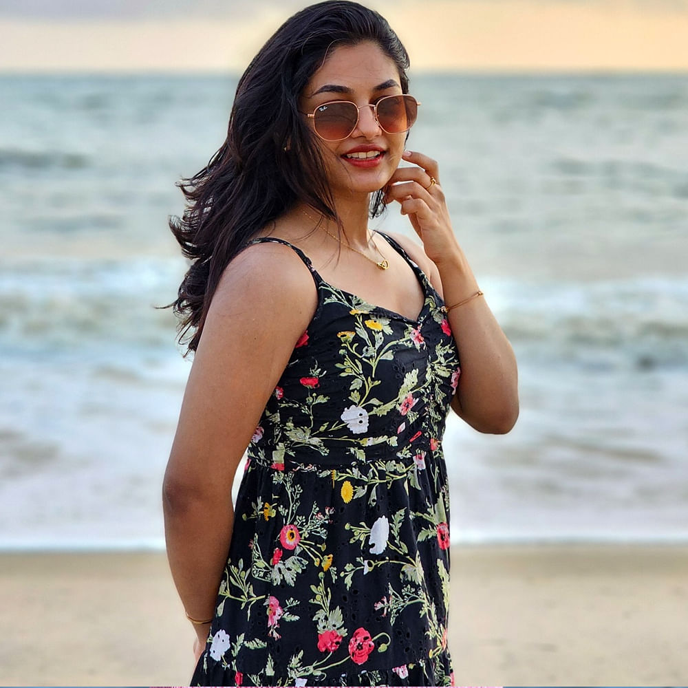 కానీ ఈ బ్యూటీ తెలుగులో సినిమాలు పెద్దగా చేయడం లేదు. ఇటీవలే తమిళ్ లో సినిమా చేసింది. ఇక సోషల్ మీడియాలో ఫోటోలు షేర్ చేస్తూ అభిమానులను ఆకట్టుకుంది ఈ అమ్మడు. ఈ బ్యూటీ తాజగా షేర్ చేసిన ఫోటోలు ఇప్పుడు సోషల్ మీడియాలో వైరల్ గా మారాయి. 