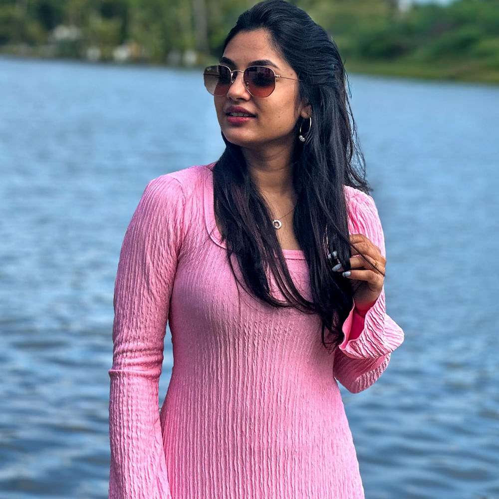 ఇక రీసెంట్ గా శ్రీవిష్ణు హీరోగా నటించిన సింగిల్ సినిమాలో హీరోయిన్ గానటించింది . ఈ సినిమా మంచి విజయాన్ని అందుకుంది. ఈ సినిమాలో ఇవానా తన నటన అందంతో ఆకట్టుకుంది. ఈ సినిమా తర్వాత ఈ ముద్దుగుమ్మకు వరుస ఆఫర్స్ వస్తాయని అందరూ అనుకున్నారు. 