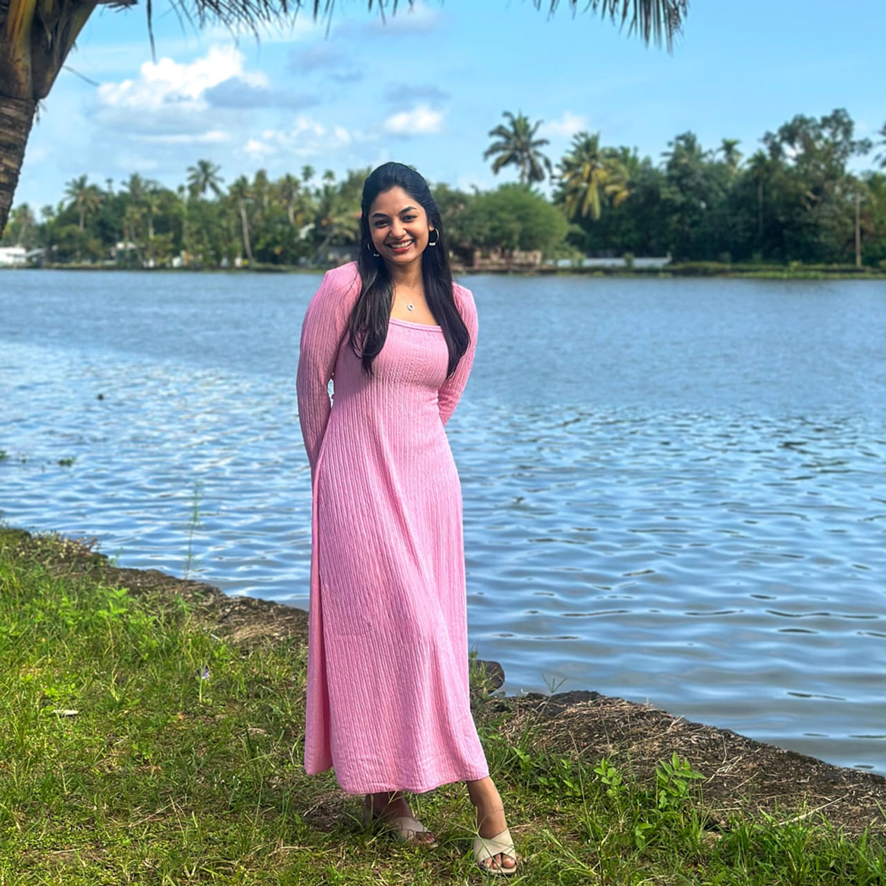  ఇటీవల కాలంలో హీరోయిన్స్ నటనకు ప్రాధాన్యత ఉన్న పాత్రల్లో కనిపించి మెప్పిస్తున్నారు. నటన కోసం ఎలాంటి పాత్రలైనా ఛాలెంజ్ గా తీసుకొని చేస్తున్నారు. ఇంతకు ఈ బ్యూటీ ఎవరో గుర్తుపట్టారా.. ఆన్సర్ తెలిస్తే షాక్ అవుతారు.. ఈ అమ్మడా అని ఆశ్చర్యపోతారు. పై ఫొటోలో కనిపిస్తున్న హీరోయిన్ ఎవరంటే..