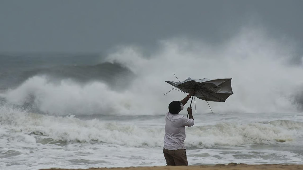 Cyclone Montha: 'మొంథా' ఆన్ డ్యూటీ.. భారీ ఎత్తున ఎగసిపడుతున్న అలలు! వచ్చే 24 గంటల్లో కల్లోలమే