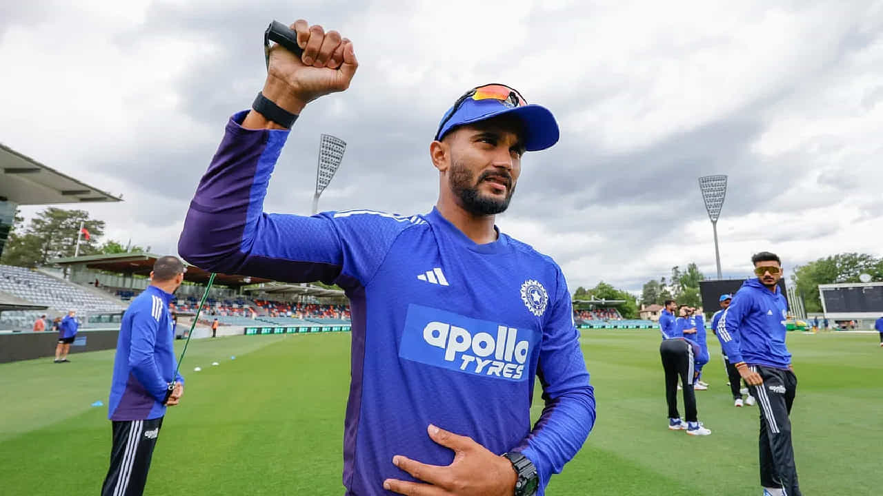 నితీష్ కుమార్ రెడ్డి వెన్నునొప్పితో బాధపడుతున్నాడు. అందుకే అతను మొదటి మ్యాచ్లో ఆడలేదు. అలాగే, రెండవ, మూడవ మ్యాచ్లలో విశ్రాంతి తీసుకోవాలని డాక్టర్ అతనికి సలహా ఇచ్చారు. అందువల్ల, మెల్బోర్న్లో జరిగే రెండవ మ్యాచ్లో కూడా నితీష్ కనిపించడు.