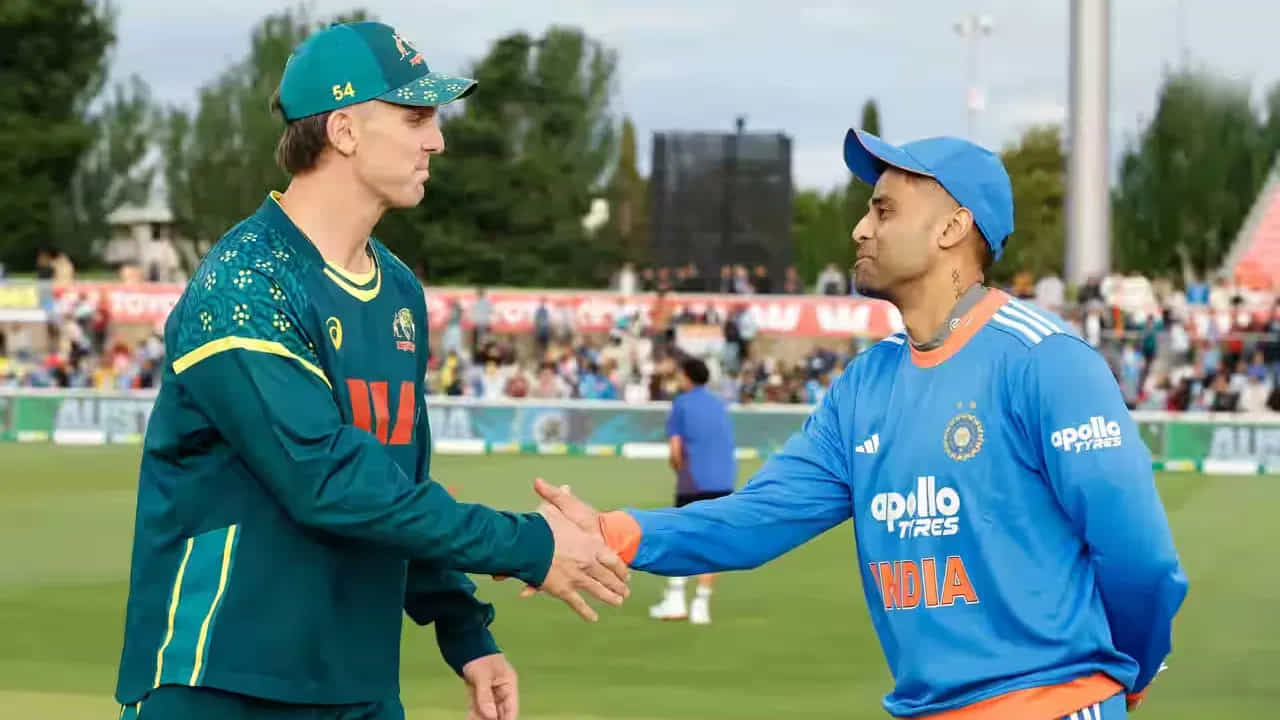 భారత్, ఆస్ట్రేలియా మధ్య రేపు (అక్టోబర్ 31) 2వ T20I జరగనుంది. మెల్బోర్న్లోని MCG స్టేడియంలో జరిగే ఈ మ్యాచ్ కోసం టీమ్ ఇండియా తన ప్లేయింగ్ స్క్వాడ్లో ఎటువంటి మార్పులు చేసే అవకాశం లేదు.