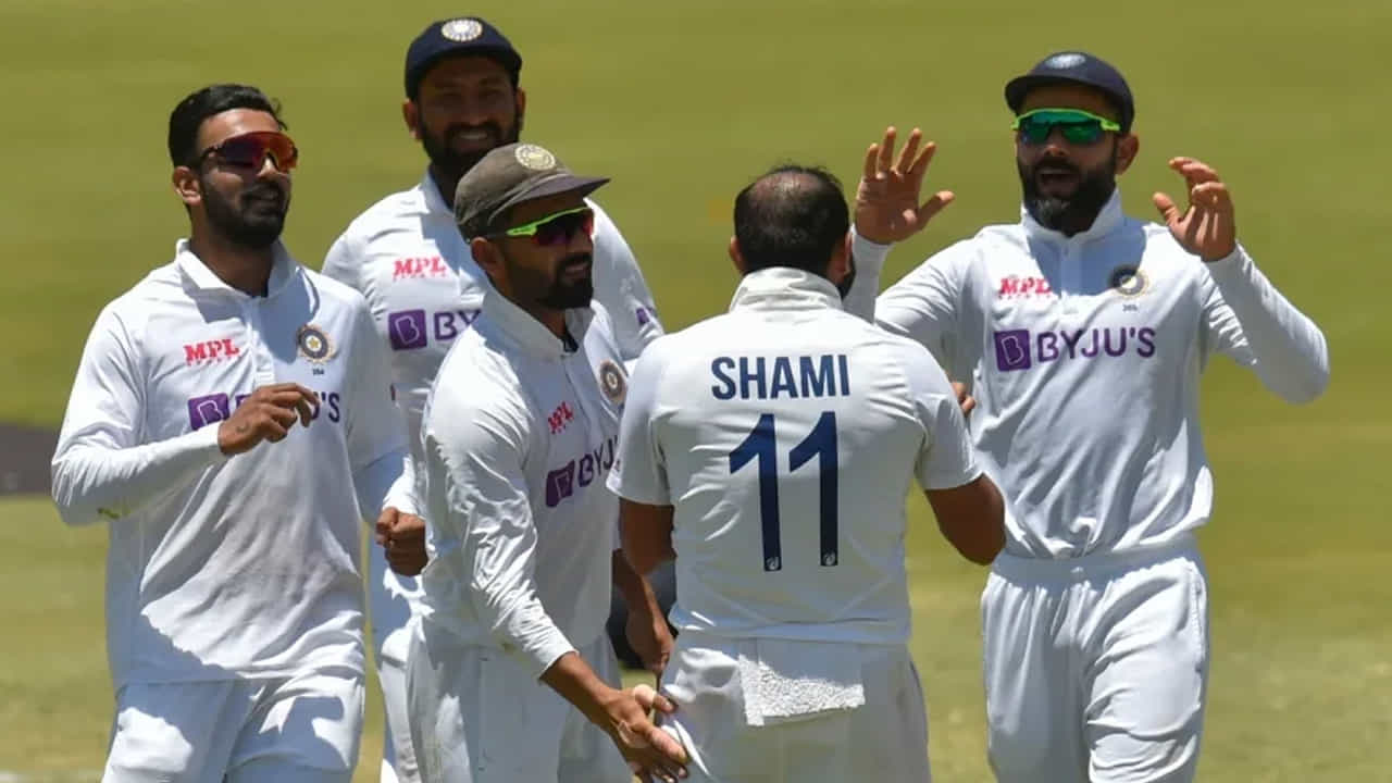 India vs South Africa Kolkata Test Ticket Price: ఆస్ట్రేలియా పర్యటన తర్వాత, భారత జట్టు దక్షిణాఫ్రికాతో రెండు మ్యాచ్ల టెస్ట్ సిరీస్ ఆడనుంది. మొదటి మ్యాచ్ నవంబర్ 14న ఈడెన్ గార్డెన్స్లో జరుగుతుంది. ఈ మ్యాచ్ టిక్కెట్ల అమ్మకాలు దీపావళి నుంచి ప్రారంభమయ్యాయి. ఆశ్చర్యకరంగా, ఈ మ్యాచ్ టిక్కెట్లు కేవలం రూ. 60 నుంచే మొదలుకానున్నాయి. బెంగాల్ క్రికెట్ అసోసియేషన్ ఆదివారం అభిమానులకు ఈ శుభవార్తను ప్రకటించింది.