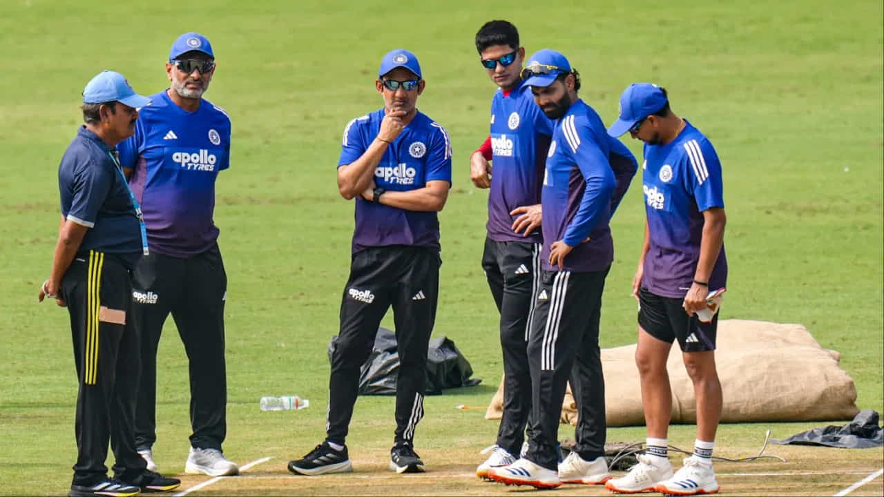 ఢిల్లీ టెస్ట్లో రవీంద్ర జడేజా 10 పరుగులు చేస్తే, క్రికెట్ చరిత్రలో 300 వికెట్లు తీసిన 4వ భారతీయుడు, అతి పొడవైన ఫార్మాట్లో 4,000 పరుగులు చేసిన రెండవ భారతీయుడిగా నిలిచాడు.