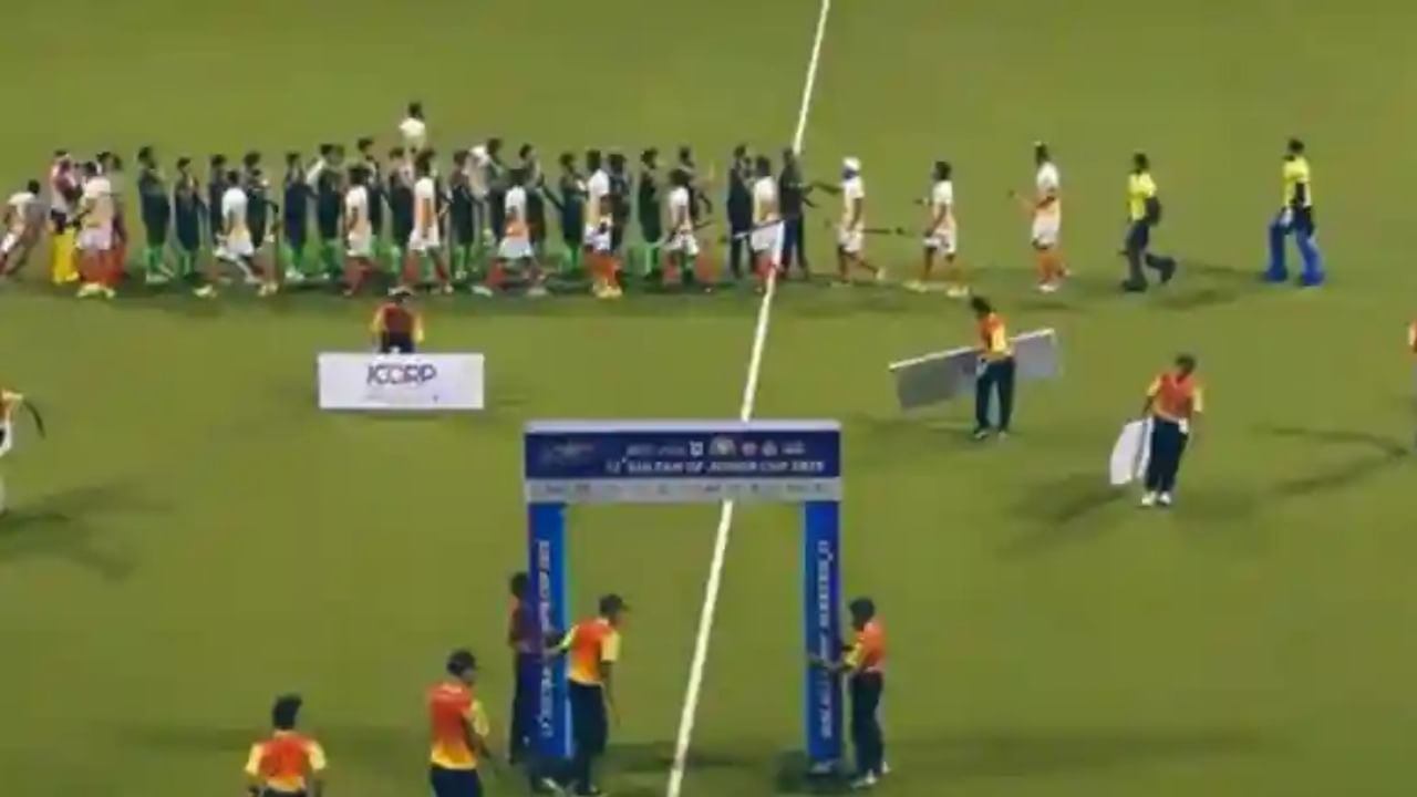 Handshake Controversy : భారత్-పాక్ మధ్య ముగిసిన హ్యాండ్‌షేక్ వివాదం..హాకీ మ్యాచ్‌లో కరచాలనం.. ఫోటోలు వైరల్ – Telugu News | India Pakistan Handshake Controversy Ends? Indian U 21 Hockey Team Shakes Hands in Sultan of Johor Cup