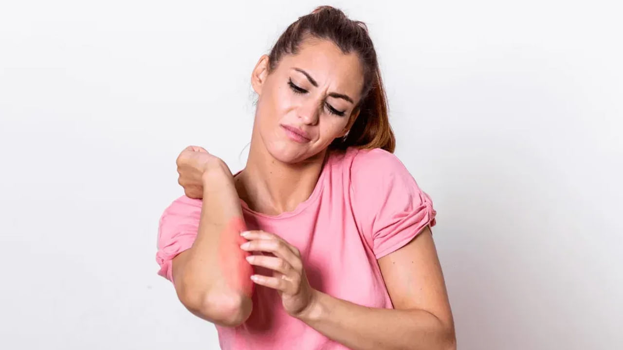 నేలలో అనేక రకాల బ్యాక్టీరియా, వైరస్లు ఉంటాయి. వీటిలో అత్యంత ప్రమాదకరమైనది టెటనస్ బ్యాక్టీరియా ఉంటుంది. ఈ బ్యాక్టీరియా సాధారణంగా నేలలో కనిపిస్తుంది. గాయపడినప్పుడు మట్టిని దానికి పూయడం వల్ల మట్టిలో ఉన్న బ్యాక్టీరియా రక్తప్రవాహంలోకి ప్రవేశించి టెటనస్ అనే వ్యాధికి కారణమవుతుంది. ఈ వ్యాధి కారణంగా నరాల దృఢత్వం, శరీర నొప్పి, నోరు తెరవలేకపోవడం, శ్వాస తీసుకోవడంలో ఇబ్బందులు రావచ్చు.