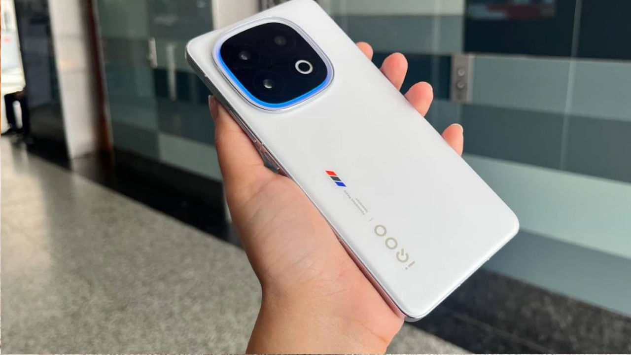 iQOO 13 5G 6000mAh బ్యాటరీ 120W ఫాస్ట్ ఛార్జింగ్‌కు మద్దతు ఇస్తుంది. ఇది కొన్ని నిమిషాల్లో పూర్తిగా ఛార్జ్ చేయడానికి అనుమతిస్తుంది. ఈ ఫోన్‌లో స్నాప్‌డ్రాగన్ 8 ఎలైట్ ప్రాసెసర్, 6.82-అంగుళాల 144Hz AMOLED డిస్‌ప్లే, 50MP ట్రిపుల్ కెమెరా సెటప్ ఉన్నాయి. 32MP ఫ్రంట్ కెమెరా, 16GB RAM, 512GB స్టోరేజ్ దీనిని హై-ఎండ్ స్మార్ట్‌ఫోన్‌గా చేస్తాయి.