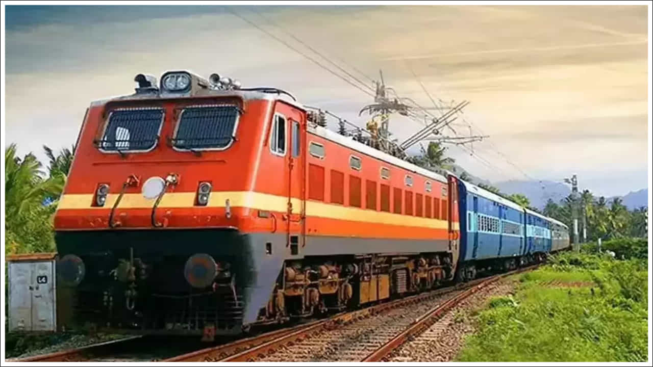 Indian Railways: భారత రైల్వే టికెటింగ్ విధానంలో పలు కీలక మార్పులను చేస్తోంది. రైల్వే కొత్త టికెటింగ్ విధానం ప్రకారం, మీరు ఇప్పుడు మీ ధృవీకరించిన టికెట్ను రద్దు చేయడానికి బదులుగా ఇప్పుడు వేరే రోజున ప్రయాణించేందుకు తేదీని షెడ్యూల్ చేసుకునే అవకాశాన్ని కల్పిస్తోంది. అంటే మీ ప్రయాణ తేదీ మారినట్లయితే టికెట్ను రద్దు చేసుకుని వేరే టికెట్ బుకింగ్ చేసుకోవాల్సిన అవసరం లేదు. కన్ఫర్మ్ అయిన టికెట్నే వేరే తేదీకి మార్చుకునే అవకాశం ఉంటుంది. కొత్త తేదీని ఎంచుకుని ప్రయాణించవచ్చు.