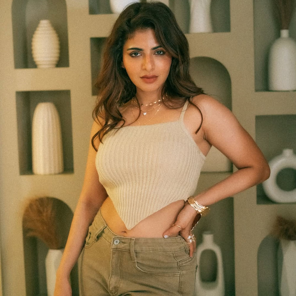 తమిళనాడులోని ఈరోడ్ ప్రాంతంలో జన్మించిన ఐశ్వర్య.. కాదలిల్ సోదప్పువదు ఎప్పడి సినిమాతో కథానాయికగా తెరంగేట్రం చేసింది. ఆ తర్వాత దశావళ సినిమాతో కన్నడ పరిశ్రమలోకి ఎంట్రీ ఇచ్చింది.  ఈ బ్యూటీకి అదృష్టం మాత్రం కలిసిరావడం లేదు. 