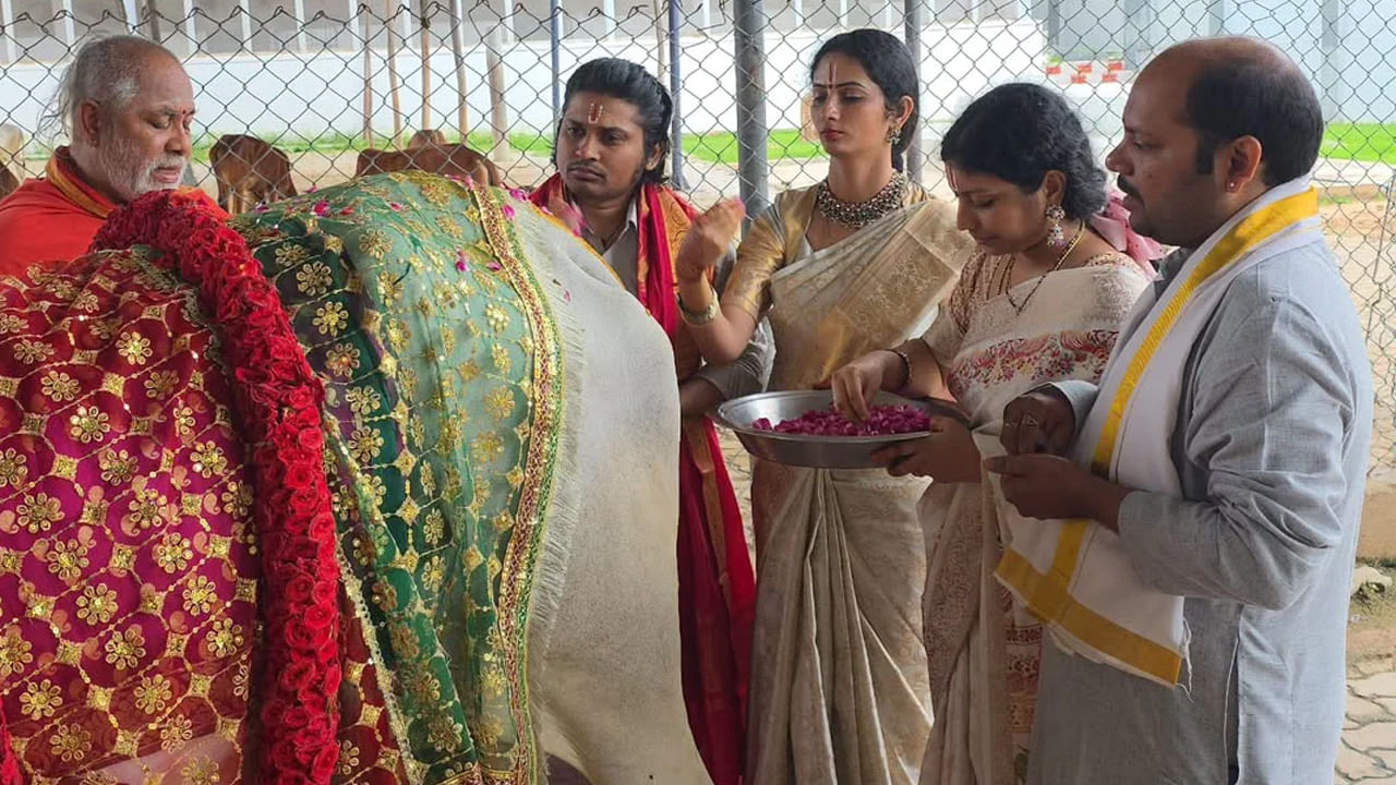  కాగా రాకింగ్ రాకేష్ తనతో పాటు జబర్దస్త్ లో కలిసి నటించిన జోర్దార్ సుజాతను ప్రేమించి పెళ్లి చేసుకున్న సంగతి తెలిసిందే. గతేడాది ఈ దంపతులకు ఖ్యాతిక అనే  ఒక ముద్దుల కూతురు జన్మించింది.
