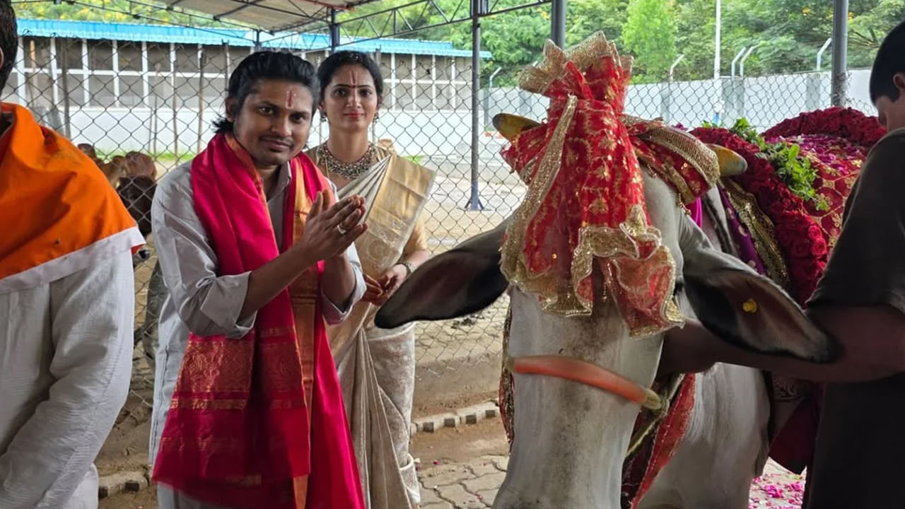  ప్రస్తుతం జబర్దస్త్ తో పాటు పలు టీవీ షోలతో బిజీగా ఉంటోన్న రాకింగ్ రాకేష్ తాజాగా తిరుమల శ్రీవారిని దర్శించుకున్నాడు. కుటుంబ సభ్యులతో కలిసి శ్రీనివాసుడికి మొక్కులు సమర్పించాడు.
