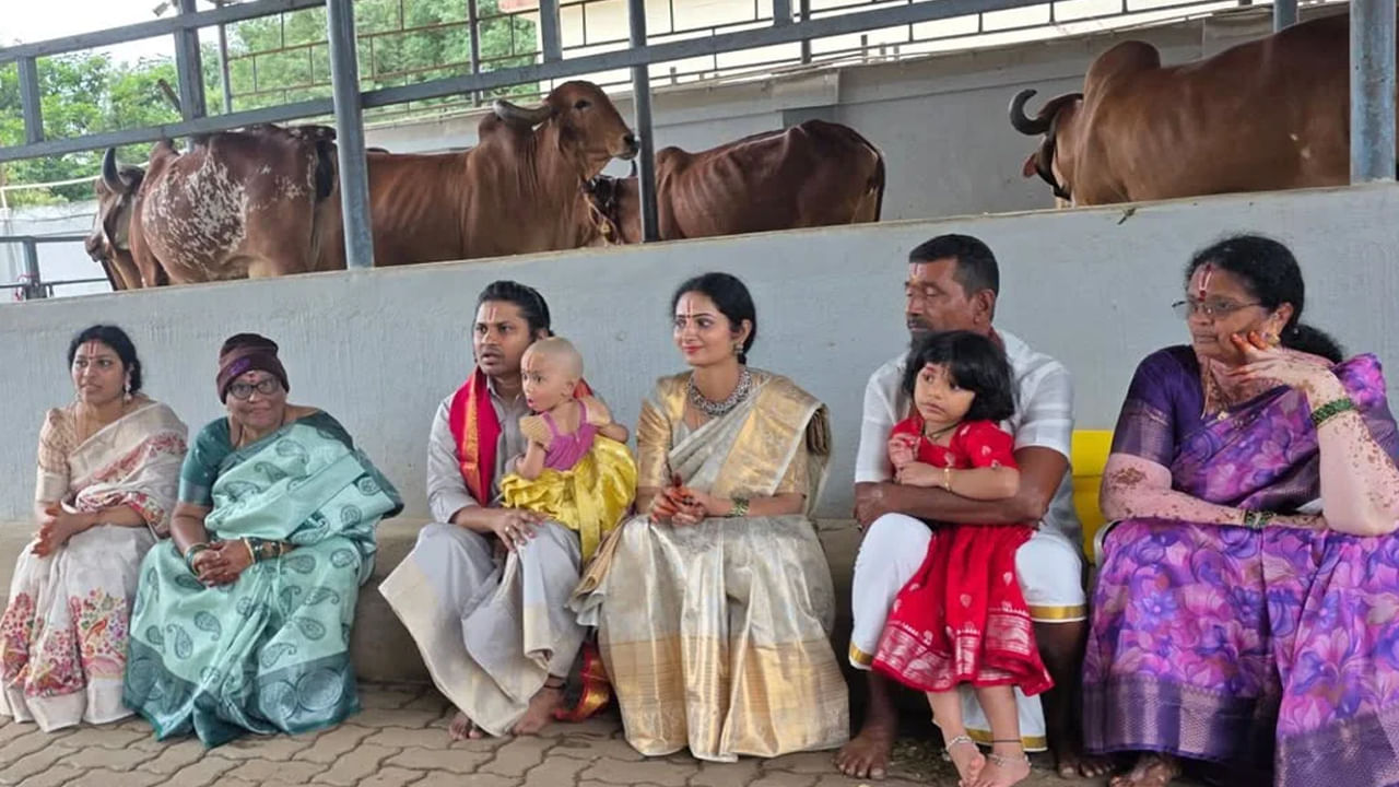 తన ఫొటోలకు 'గోపూజ సకల శుభదాయకం.. భారత్ మాతాకీ జై' అని క్యాప్షన్ కూడా ఇచ్చాడు రాకేష్. ప్రస్తుతం ఈ ఫొటోలు నెట్టింట వైరల్ గా మారాయి.