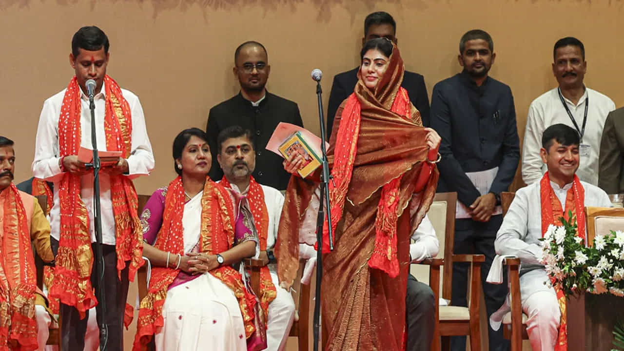 Minister Rivaba Jadeja: టీం ఇండియా ఆల్ రౌండర్ రవీంద్ర జడేజా మైదానంలో ఒక పవర్ హౌస్, కానీ ఇప్పుడు అతని భార్య గణనీయమైన ప్రభావాన్ని చూపింది. మనం గుజరాత్ ప్రభుత్వంలో మంత్రిగా మారిన రివాబా జడేజా గురించి మాట్లాడుతున్నాం.