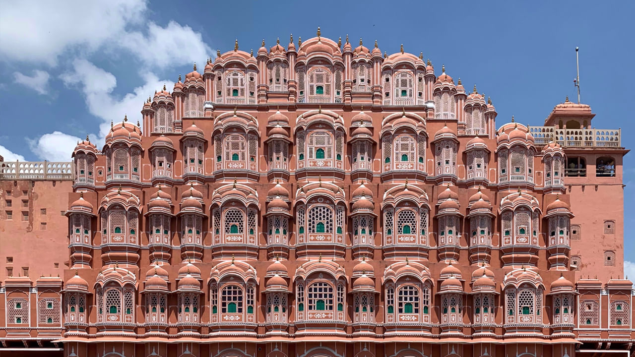 జైపూర్ సిటీ: రాజస్థాన్లో చూడదగ్గ ప్రదేశాల విషయానికి వస్తే, జైపూర్ నగరాన్ని బెస్ట్ ఎంపిక. దీనిని పింక్ సిటీ అని కూడా పిలుస్తారు. జైపూర్లోని అంబర్ ఫోర్ట్తో సహా అనేక చారిత్రక ప్రదేశాల అందాలను పర్యాటకులు ఇష్టపడతారు.
