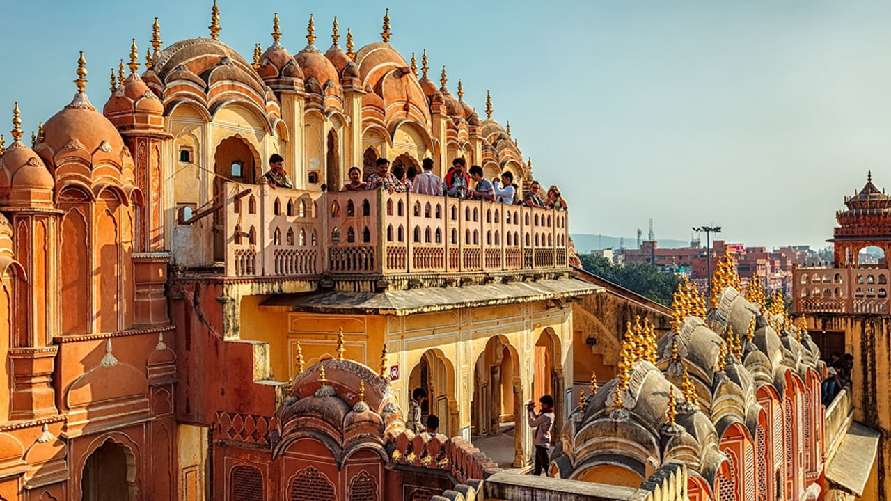 జైపూర్, రాజస్థాన్: జైపూర్ పింక్ సిటీ సిటీ ప్యాలెస్, హవా మహల్, అమర్ ఫోర్ట్, నహర్‌గఢ్ ఫోర్ట్ వంటి అద్భుతమైన కోటలు, సందడిగా ఉండే బజార్లకు ప్రసిద్ధి చెందింది. అందమైన హస్తకళలు, రుచికరమైన వంటకాలకు ప్రసిద్ధి చెందిన ఈ నగరం రాజస్థానీ సంస్కృతిని అనుభవించే అవకాశాన్ని అందిస్తుంది. అక్టోబర్ నెల పర్యటనలు, ఉత్సవాలు, జానపద నృత్య ప్రదర్శనలు వంటి వివిధ రకాల బహిరంగ కార్యకలాపాలతో నిండి ఉంటుంది, ఇది ప్రయాణ అనుభవాన్ని మరింత ఆనందదాయకంగా చేస్తుంది.