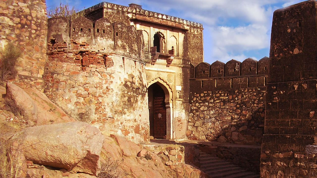 జాలోర్: దీన్ని సిటీ అఫ్ గ్రానైట్ అండ్ గ్రాండ్యుర్ అని పిలుస్తారు. జలోర్ కోటలోని 'టోప్ ఖానా' లేదా ఫిరంగి ఫౌండ్రీ జలోర్లోని ప్రముఖ పర్యాటక ఆకర్షణ. ఈ నగరం దాదాపు 900 సంవత్సరాల క్రితం నిర్మించబడిన సుంధ మాత ఆలయానికి కూడా ప్రసిద్ది చెందింది మరియు దేవత చాముండ దేవి భక్తులకు పవిత్రమైనది.