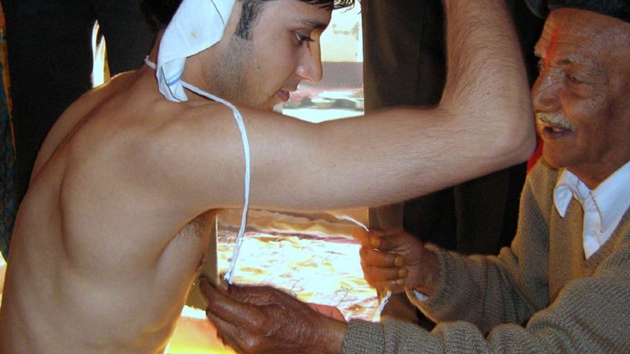 తెల్ల దారం (జంధ్యం): ఉన్నత కులానికి చెందిన మగవారు మాత్రమే జంధ్యం ధరిస్తారు. బ్రాహ్మణులు, క్షత్రియులు, వైశ్యులు సాధారణంగా దీనిని పై శరీరంపై ధరిస్తారు. క్షత్రియుల ఈ పవిత్ర దారం జనపనార దారంతో, బ్రాహ్మణులు పత్తితో, వైశ్యులది ఉన్ని దారంతో ఉంటుంది.  జంధ్యం వేడుక పవిత్రమైనది. చిన్న పిల్లవాడి నుంచి పురుషుడిగా మారడాన్ని వర్ణిస్తుంది. జంధ్యంను ధరించే సమయంలో జరిగే మొత్తం పూజ కార్యక్రమం ఉంది. దీనిని జంధ్య సంస్కారం అని పిలుస్తారు. ఇది కుటుంబంలోని మగవారి అత్యంత ముఖ్యమైన వేడుకలలో ఒకటి. అంతేకాకుండా, వారు జంధ్యంను ధరించడం తప్పనిసరి. చాలా శుభప్రదంగా పరిగణించబడుతుంది. జంధ్యం యొక్క మూడు దారాలు ముగ్గురు దేవతలను సూచిస్తాయి. వీటిలో - పార్వతి దేవి, సరస్వతి దేవి, లక్ష్మీ దేవి ఉన్నారు. జంధ్యం ఒక వ్యక్తిని అన్ని చెడుల నుంచి కాపాడుతుంది. అంతేకాకుండా, దీనిని ప్రతికూల శక్తుల నుంచి రక్షణగా కూడా ఉపయోగిస్తారు. మరొక నమ్మకం ఏమిటంటే, జంధ్యం ఒక వ్యక్తిని జీవితాంతం ప్రతికూల ఆలోచనల నుంచి కాపాడుతుంది.