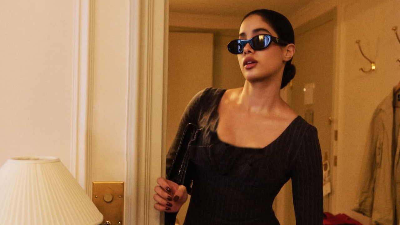 ధడక్ సినిమాతో వెండితెరపై మొదటి సారిగా సందడి చేసి, ఫస్ట్ సినిమాతోనే సూపర్ హిట్ తన ఖాతాలో వేసుకుంది. తన గ్లామర్, నటనతో ప్రతి ఒక్కరి మనసు దోచి, వరస సినిమాలతో దూసుకెళ్తుంది.