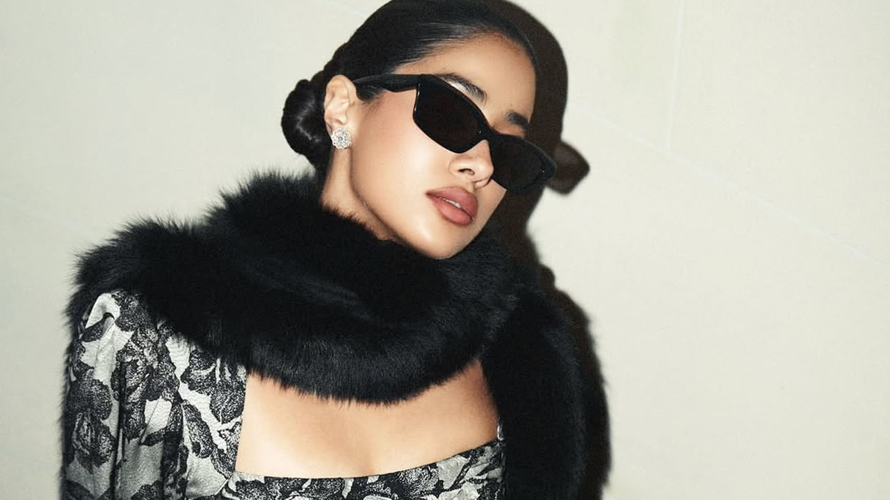 ఇక దేవర సినిమాతో తెలుగు చిత్రపరిశ్రమలోకి అడుగు పెట్టిన ఈ ముద్దుగుమ్మ మొదటి సినిమాతో బ్లాక్ బస్టర్ హిట్ అందుకుంది. ఈ మూవీతో తెలుగులో మంచి ఫ్యాన్ బేస్ సంపాదించుకుంది.