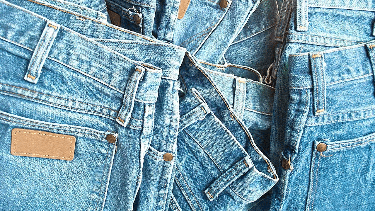 జీన్స్ కొన్న తర్వాత, ఒక లీటరు నీటిలో ఒక పెద్ద మూత తెల్ల వెనిగర్, ఒక గుప్పెడు ఉప్పు కలపండి.తరువాత జీన్స్‌ను ఈ నీటిలో రెండు నుండి మూడు గంటలు నానబెట్టండి.తర్వాత వాటిని సాధారణ నీటిలో పిండండి. ఇలా చేయడం ద్వారా క్లాత్‌పాడవుండా ఉంటుంది. కలర్‌ కూడా పోదు. 