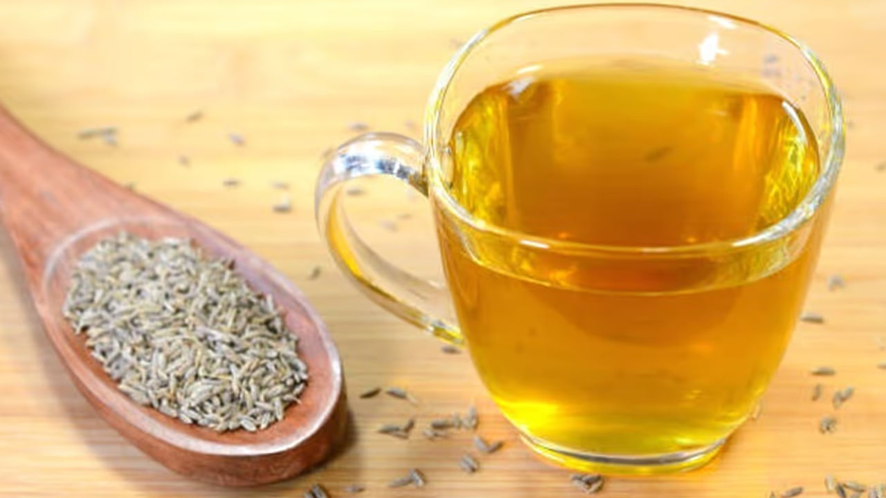 జీలకర్ర టీ - జీలకర్ర జీర్ణక్రియలో సహాయపడుతుంది. ఇందులో యాంటీ ఇన్ఫ్లమేటరీ గుణాలు ఉంటాయి. అపానవాయువు, గ్యాస్, అజీర్తిని తొలగించడంలో జీలకర్ర బాగా ఉపయోగపడుతుంది. అంతేకాకుండా, ఇది ఆందోళనను తొలగించి మంచి నిద్రను కలిగించడంలో కూడా సహాయపడుతుంది. జీలకర్రను నీళ్లతో మరిగించి వడకట్టడం వల్ల కడుపు సమస్యలకు మేలు జరుగుతుంది.