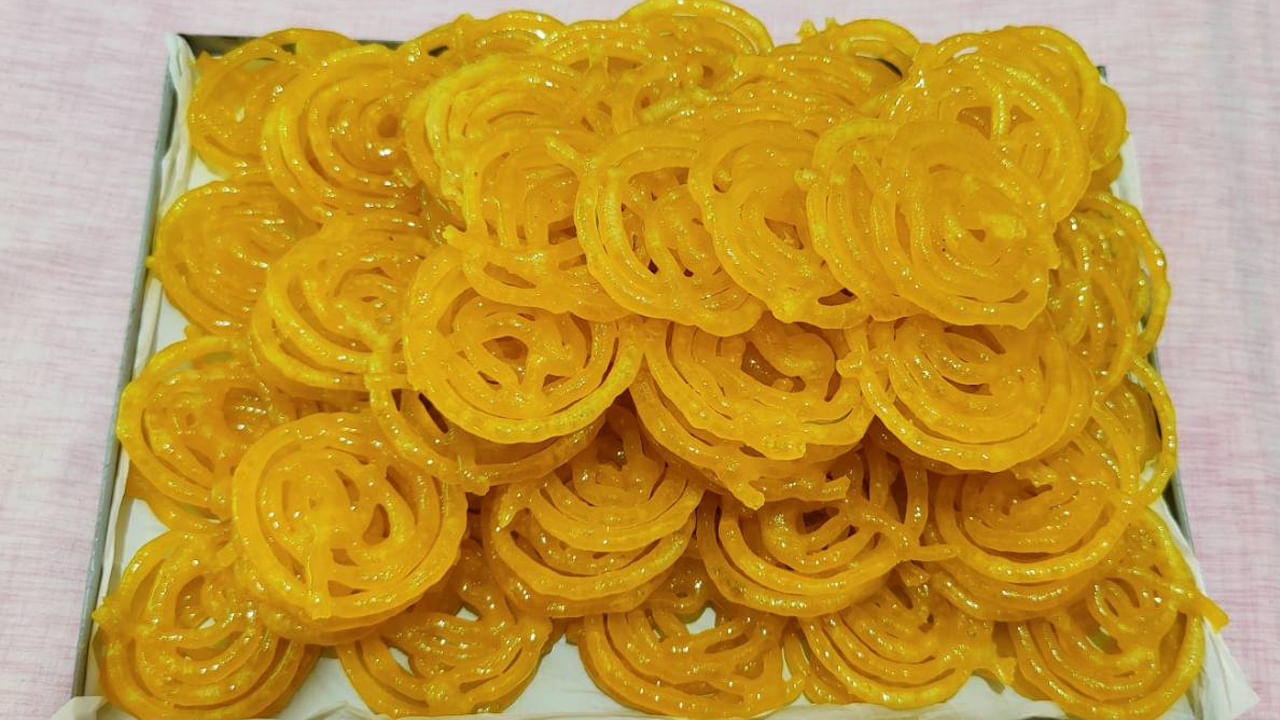 ముందుగా ఒక బౌల్‌లోకి మైదా పిండిని తీసుకోని దానికి శనగపిండి, తాజా పెరుగు కలిపి ఉండలు రాకుండా పేస్ట్‌గా కలుపుకోవాలి. ఇలా కలిపిన పిండిని 10 నిమిషాల పాటు పక్కన పెట్టి స్టౌవ్‌ మీద పాన్‌ పెట్టి పంచదార వేయాలి.