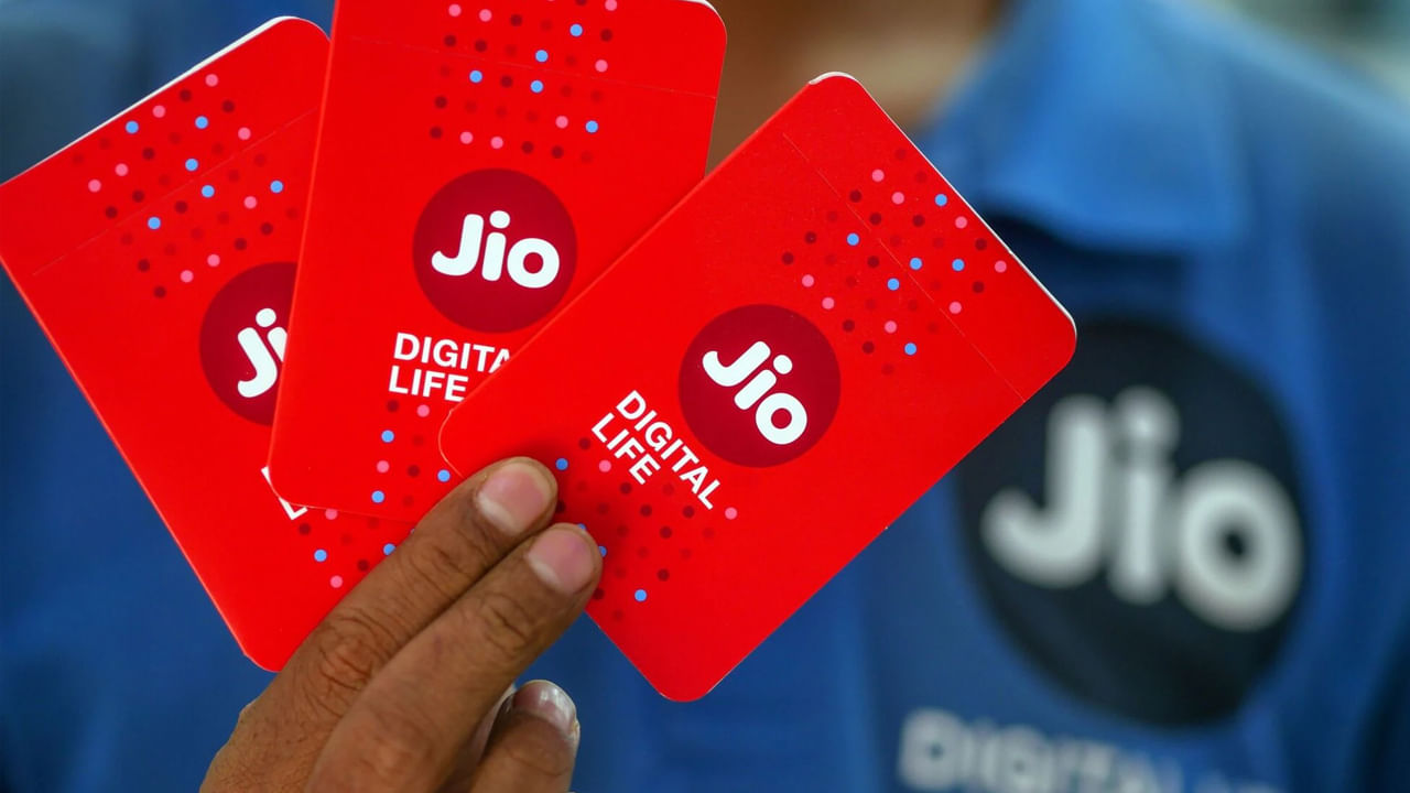  జియో ఈ ప్లాన్‌లో కస్టమర్లు 3600 SMSలను ఉచితంగా పొందుతారు. అలాగే ఈ ప్లాన్‌లో వారు జియో టీవీని ఉచితంగా యాక్సెస్ చేస్తారు. వారు జియో AI క్లౌడ్‌ను కూడా ఉచితంగా యాక్సెస్ చేస్తారు.