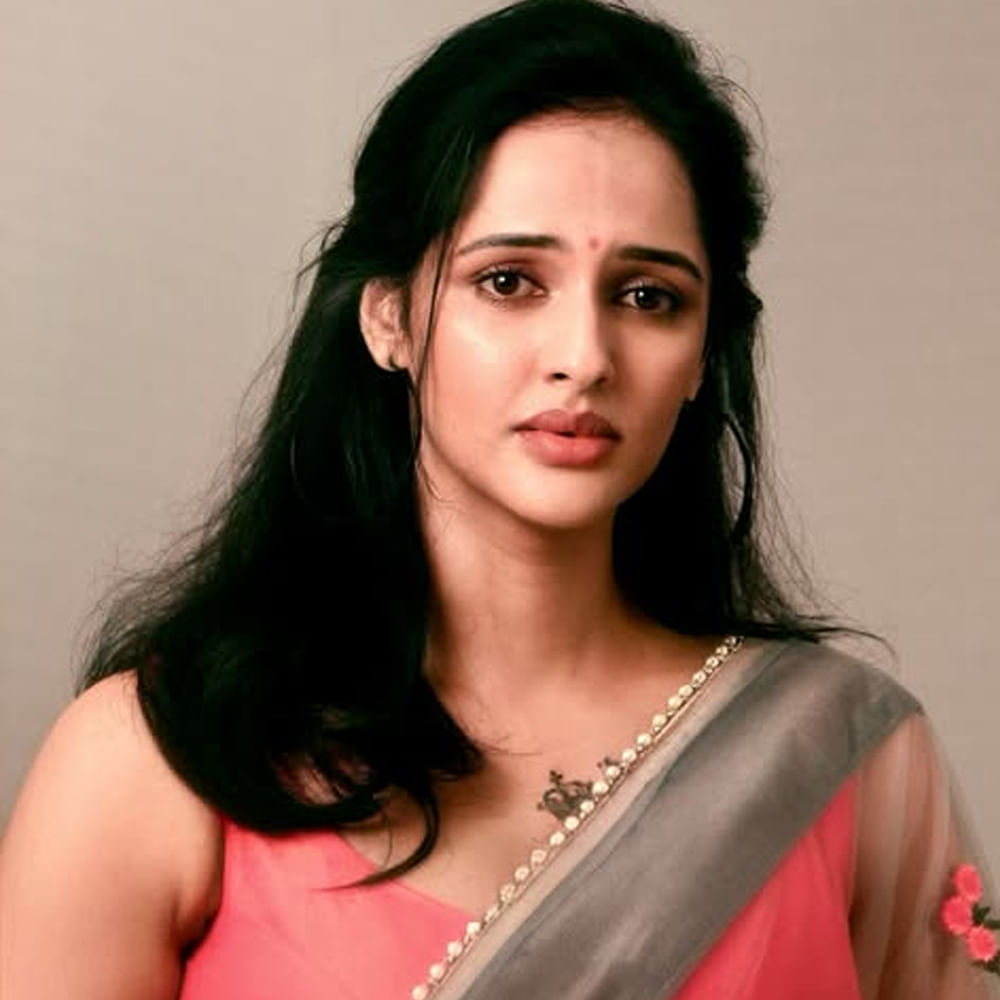 కన్నడలో 15కు పైగా సీరియల్స్ చేసింది. ప్రస్తుతం 40 ఏళ్ల వయసులో 25 ఏళ్ల అమ్మాయిల ఫిట్నెస్ మెయింటైన్ చేస్తూ.. యాక్షన్ రొమాంటిక్ డ్రామాలతో అడియన్స్ ముందుకు వస్తుంది. ఈ అమ్మడు ప్రస్తుతం కిల్లర్ మూవీతో హీరోయిన్ గా తెరంగేట్రం చేస్తుంది. 