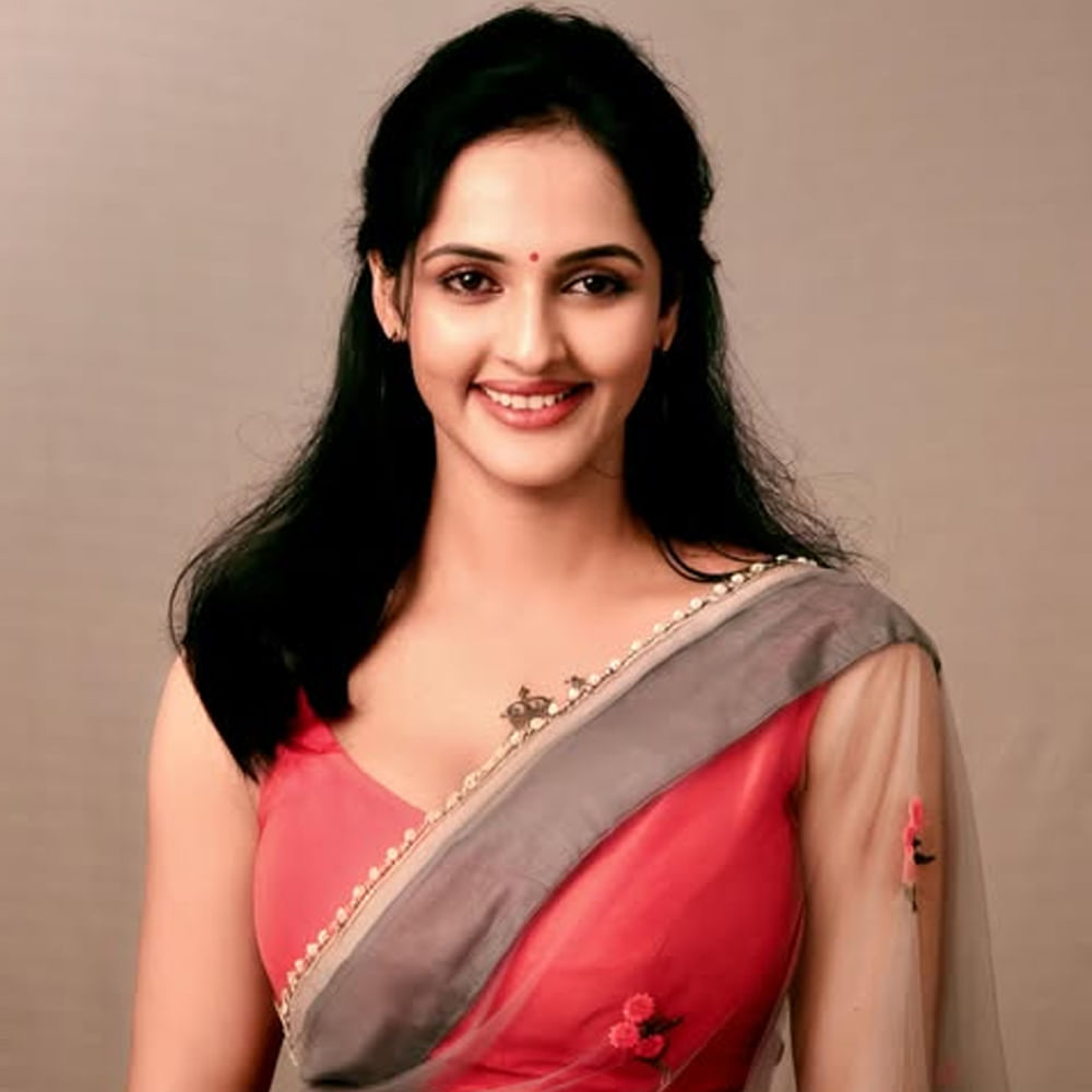 నిత్యం ఏదోక పోస్ట్ చేస్తూ నెట్టింట అరాచకం సృష్టిస్తుంది. తాజాగా జ్యోతిరాయ్ షేర్ చేసిన ఫోటోస్ ఇప్పుడు నెట్టింట తెగ వైరలవుతున్నాయి. గుప్పెడంత మనసు సీరియల్ కంటే ముందు కన్యాదానం అనే సీరియల్ చేసింది. కానీ ఇది అంతగా సక్సెస్ కాలేదు. 