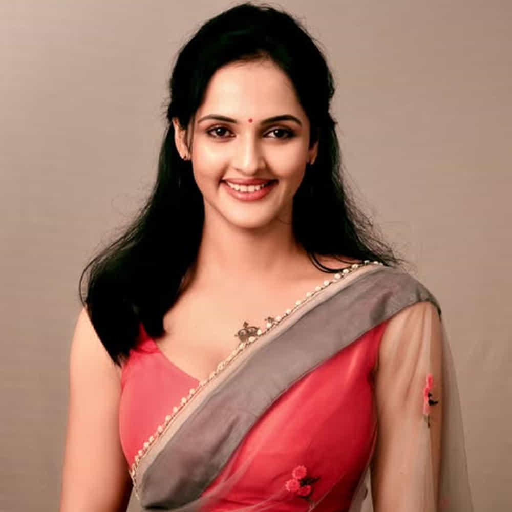 నిత్యం ఏదోక పోస్ట్ చేస్తూ నెట్టింట అరాచకం సృష్టిస్తుంది. తాజాగా జ్యోతిరాయ్ షేర్ చేసిన ఫోటోస్ ఇప్పుడు నెట్టింట తెగ వైరలవుతున్నాయి. గుప్పెడంత మనసు సీరియల్ కంటే ముందు కన్యాదానం అనే సీరియల్ చేసింది. కానీ ఇది అంతగా సక్సెస్ కాలేదు.