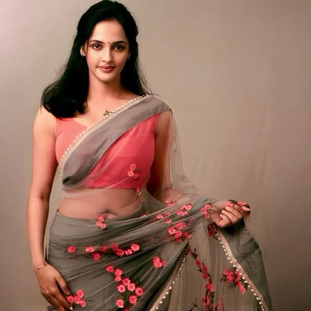  ఆ తర్వాత సీరియల్ నుంచి తప్పుకున్న జ్యోతిరాయ్.. ఇప్పుడు వరుసగా సినిమాలు, వెబ్ సిరీస్ చేస్తుంది. మరోవైపు సోషల్ మీడియాలో ఈ అమ్మడు చేసే రచ్చ గురించి చెప్పక్కర్లేదు. చిన్న చిన్న దుస్తులు ధరించి గ్లామర్ ఫోటోషూట్ చేస్తుంది. 