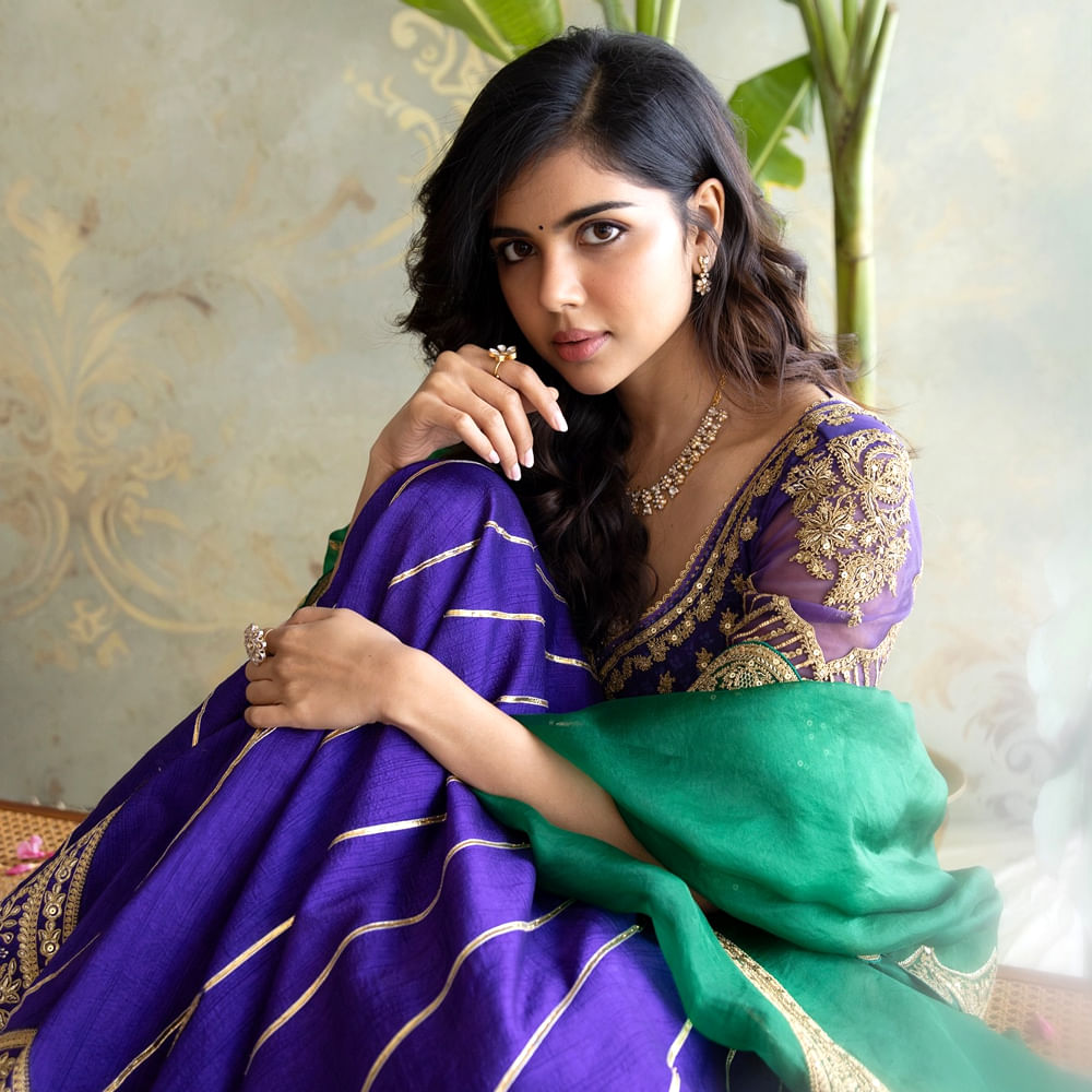 తెలుగులో సినిమాలుతగ్గించడంతో అభిమానులు కూడా చాలా ఫీల్ అవుతున్నారు. అంతే కాదు మనకు వచ్చే లవర్ కూడా ఇలానే ఉండాలి అని కుర్రాళ్ళు అంతా అనుకునేలా తన అందంతో కవ్వించింది  కళ్యాణి ప్రియదర్శన్.