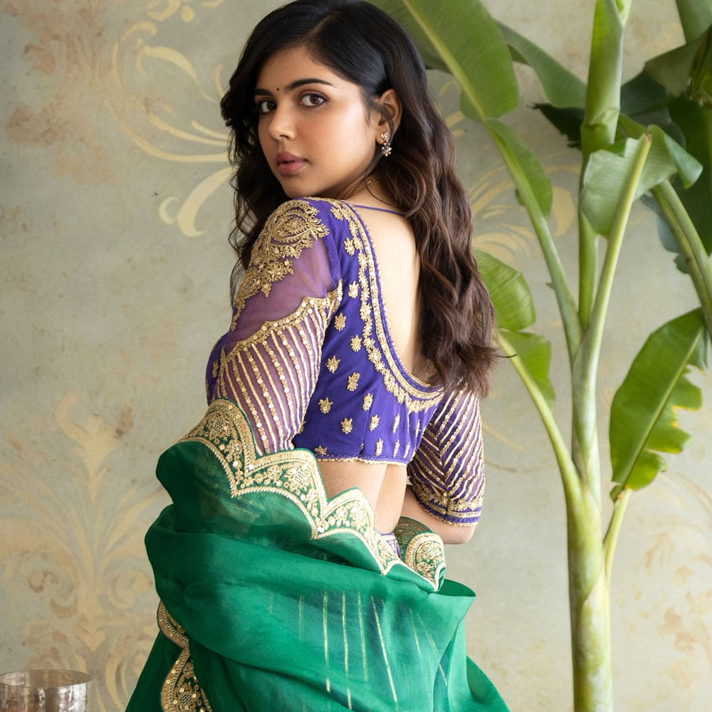 ఇటీవలే కొత్త లోక అనే సినిమాతో మంచి విజయాన్ని అందుకుంది. తెలుగులో మంచి అవకాశం వస్తే చేయడానికి రెడీగా ఉంది. ఇక సోషల్ మీడియాలో ఈ బ్యూటీ షేర్ చేసే ఫోటోలు అభిమానులను, నెటిజన్స్ ను ప్రేక్షకులను విశేషంగా ఆకట్టుకుంటున్నాయి.