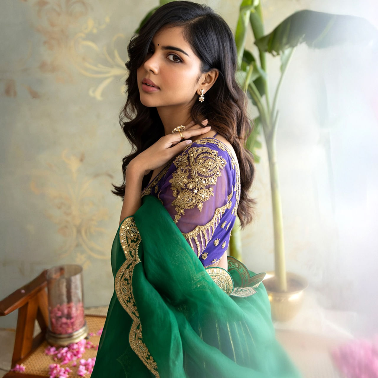 చాలా మంది హీరోయిన్ స్టార్ డమ్ కోసం ఎంతో కష్టపడుతూ ఉంటారు. వచ్చిన అవకాశాలు సద్వినియోగం చేసుకుంటూ దూసుకుపోతున్నారు. ఇప్పటికే టాలీవుడ్ లో చాలా మంది హీరోయిన్స్ తమ అందాలతో ప్రేక్షకులను కవ్విస్తున్నారు. అలాంటి వారిలో కళ్యాణి ప్రియదర్శన్ ఒకరు.